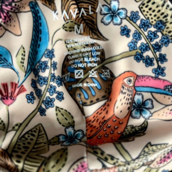 NWT: Kavala Collective Kalani Bikini Top in Paradiso Sand - size M - Picture 5 of 5